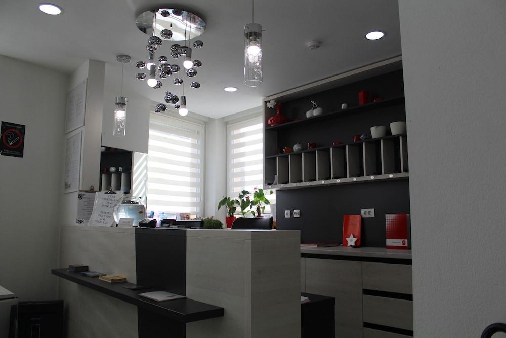 נובי סאד Garni Hotel 11Tica Dm מראה חיצוני תמונה