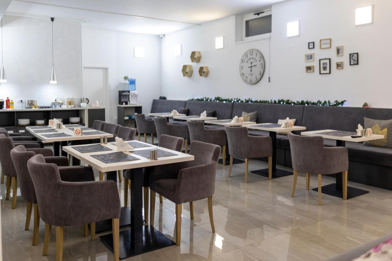 נובי סאד Garni Hotel 11Tica Dm מראה חיצוני תמונה