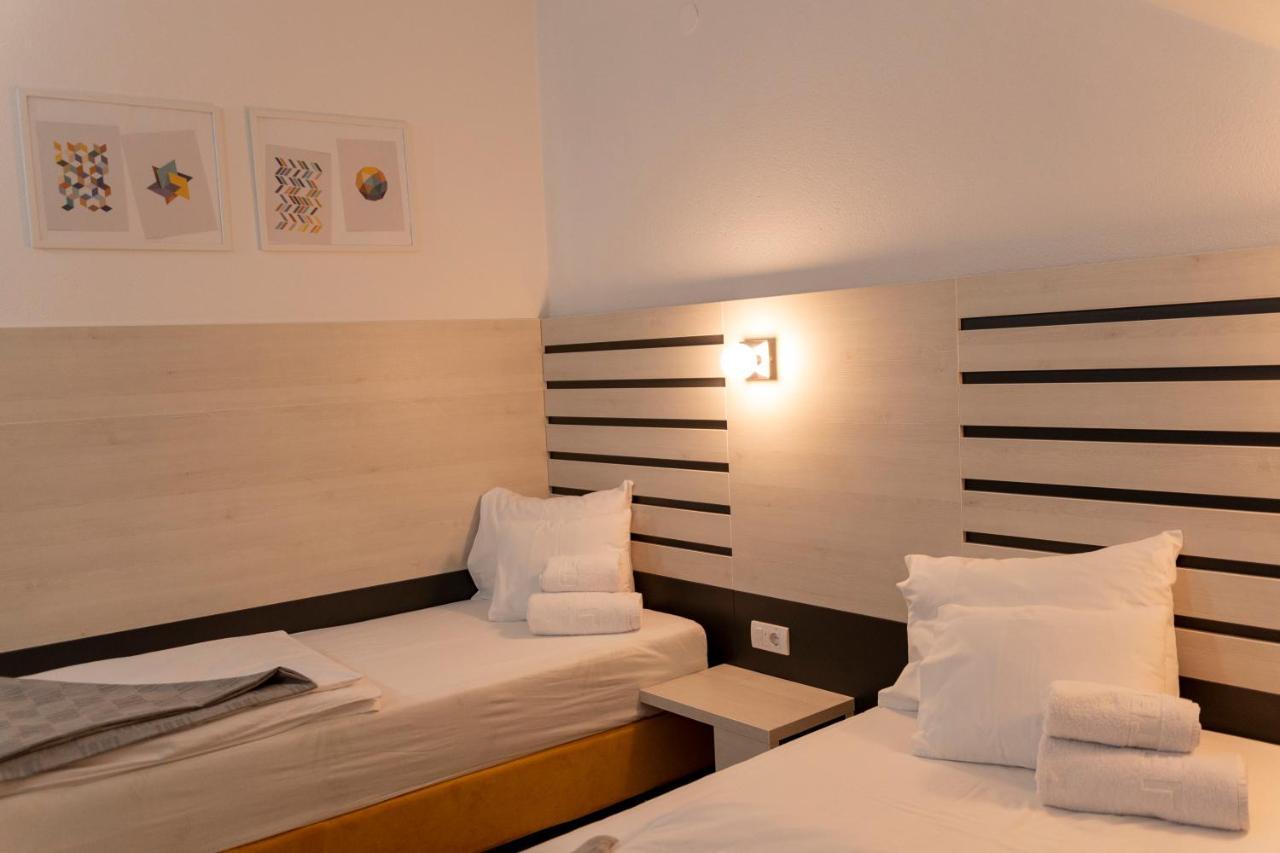 נובי סאד Garni Hotel 11Tica Dm מראה חיצוני תמונה