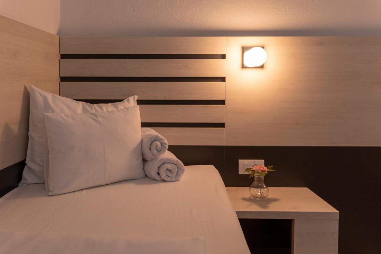 נובי סאד Garni Hotel 11Tica Dm מראה חיצוני תמונה