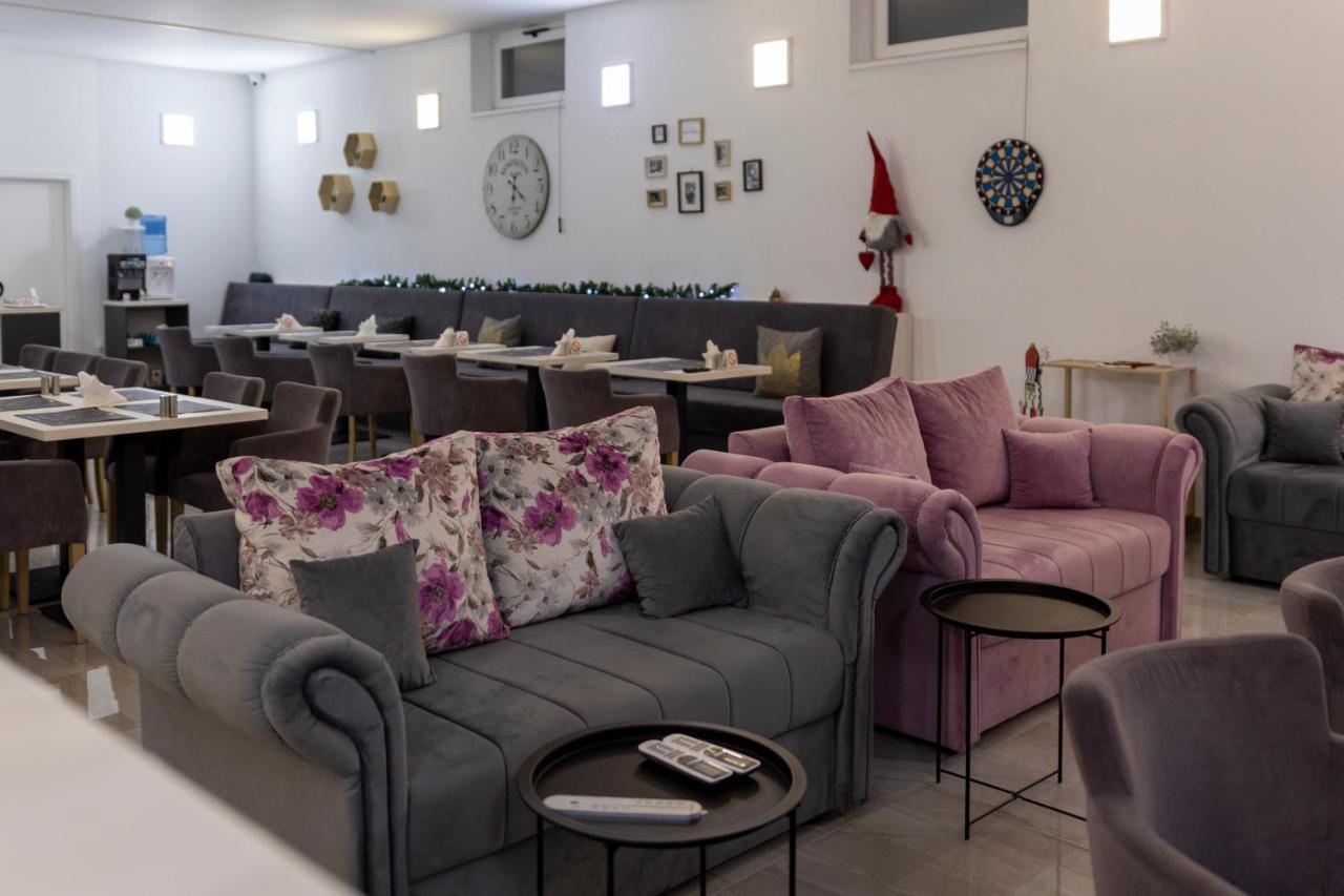 נובי סאד Garni Hotel 11Tica Dm מראה חיצוני תמונה