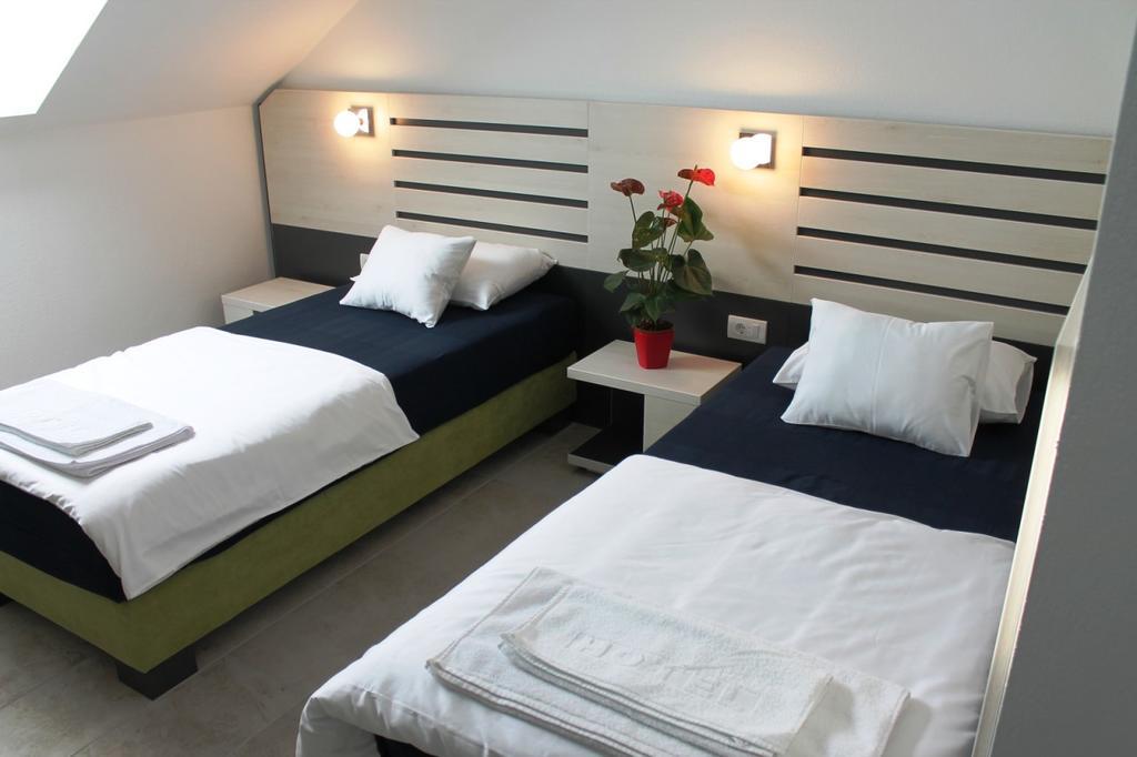נובי סאד Garni Hotel 11Tica Dm מראה חיצוני תמונה