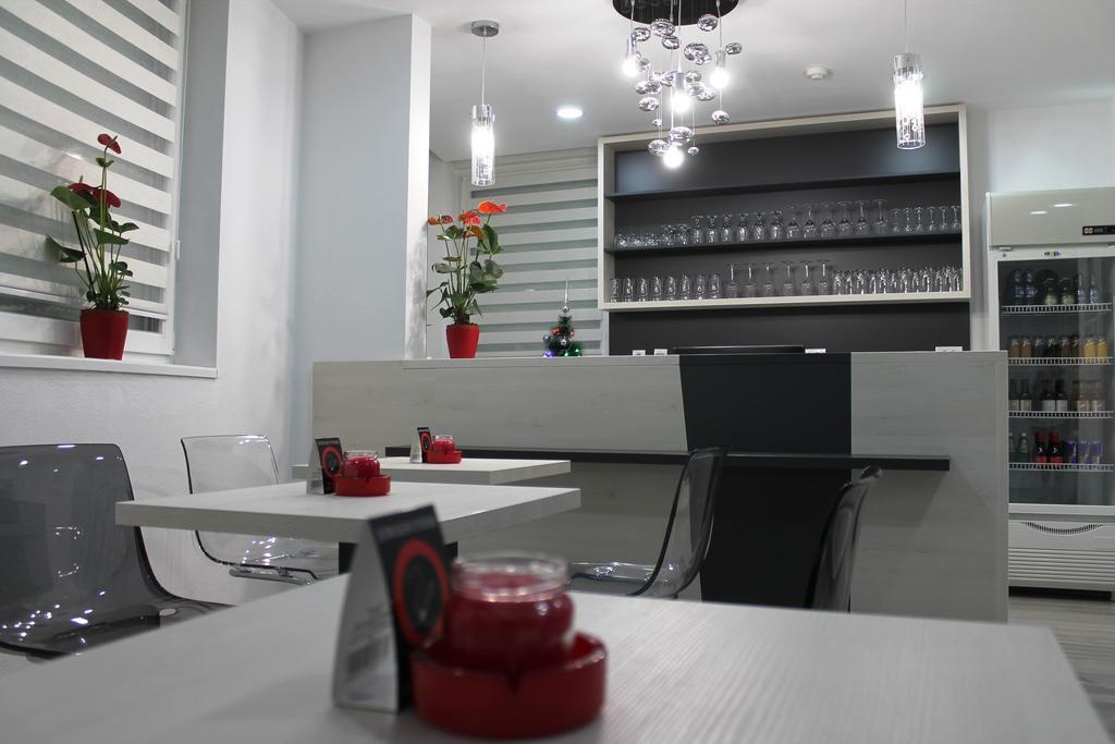 נובי סאד Garni Hotel 11Tica Dm מראה חיצוני תמונה
