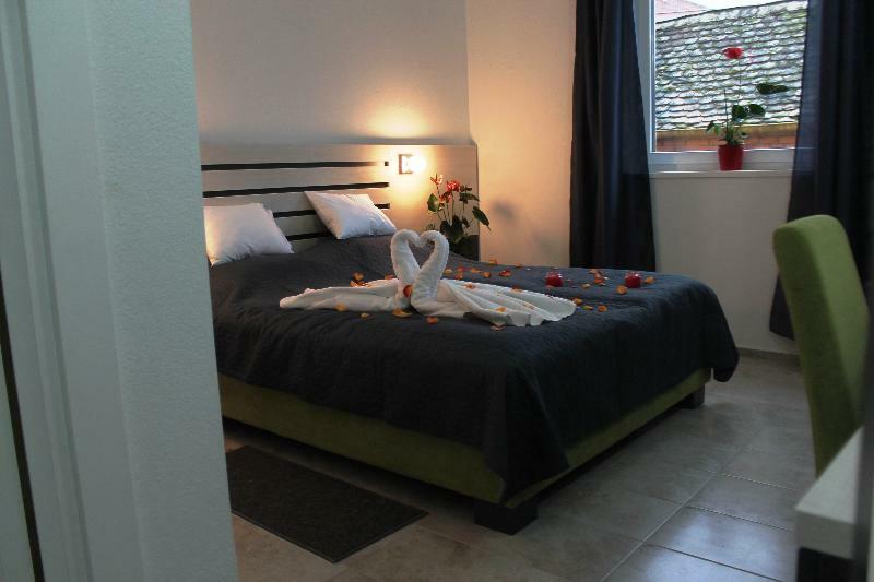 נובי סאד Garni Hotel 11Tica Dm מראה חיצוני תמונה