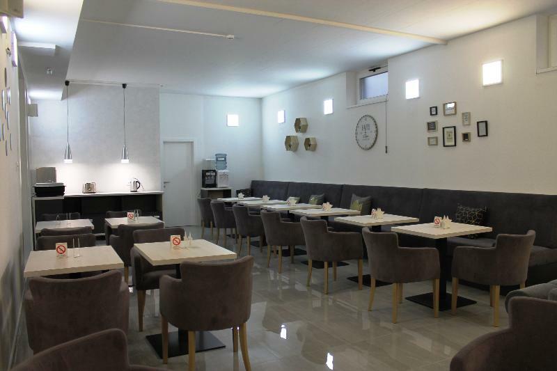 נובי סאד Garni Hotel 11Tica Dm מראה חיצוני תמונה