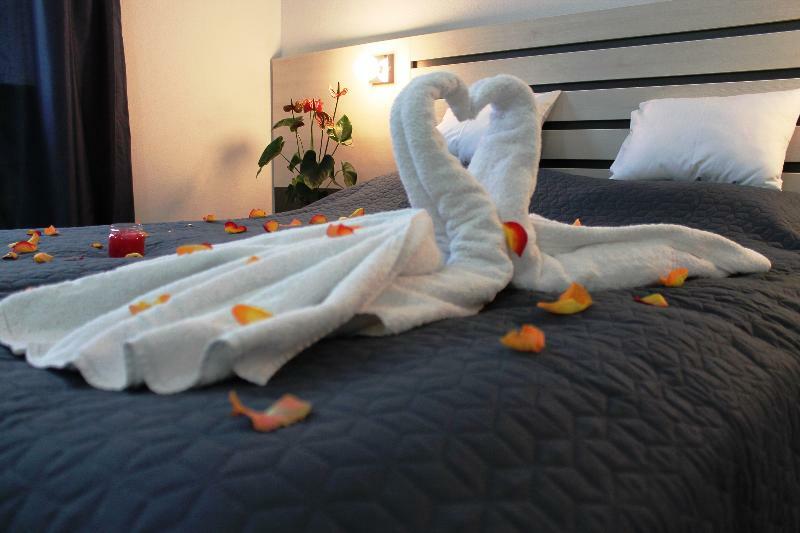 נובי סאד Garni Hotel 11Tica Dm מראה חיצוני תמונה