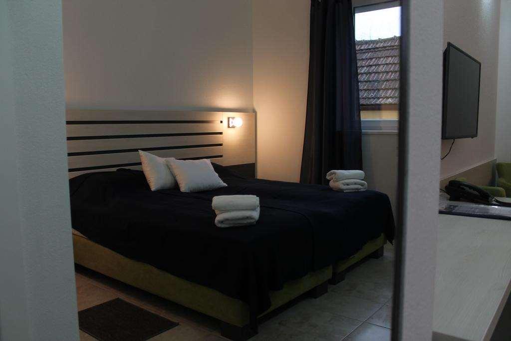 נובי סאד Garni Hotel 11Tica Dm חדר תמונה